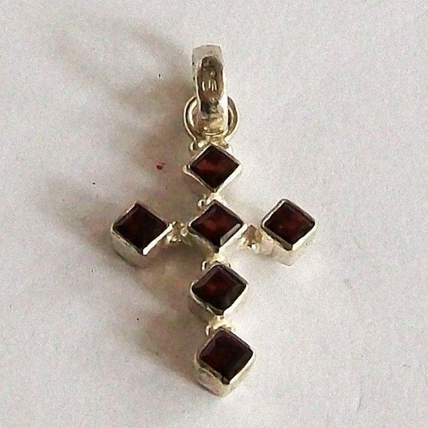 Kreuz Anhänger quadratischer Granat Silber