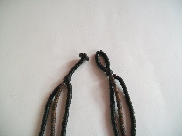Prächtige dreireihige Halskette aus Holz