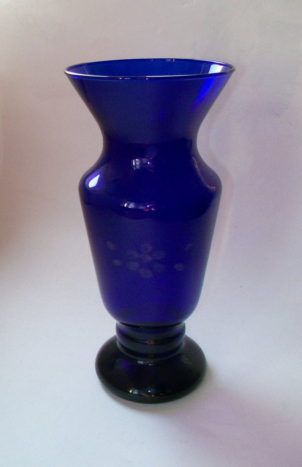 Blaue Vase edles Kobaltglas mit Blütendekor